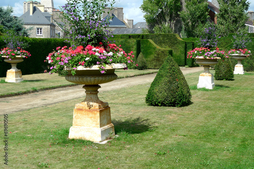 Vasques piédestal dans jardin