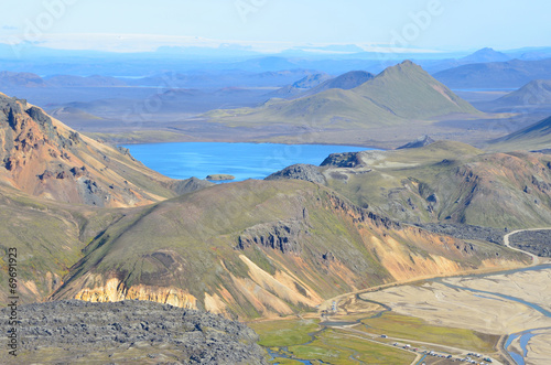 Исландия, долина Ландманналёйгар, озеро и риолитовые горы