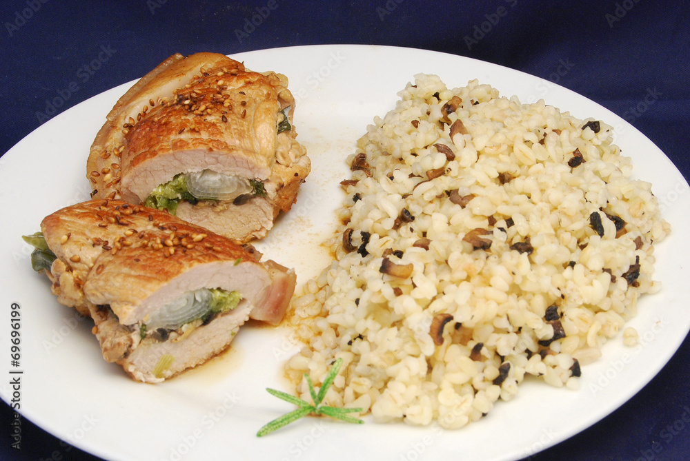 Gefüllter Schweinerückenbraten in asiatischer Sauce mit Bulgur Gefüllter Schweinerückenbraten in asiatischer Sauce mit Bulgur