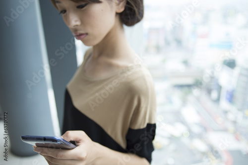 Young woman to see a mobile phone