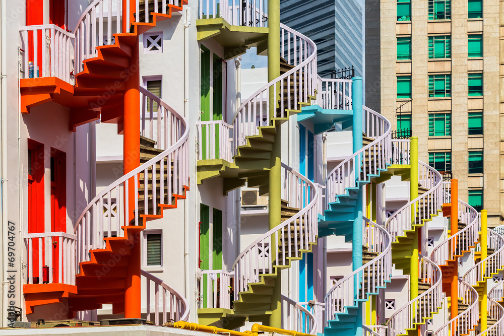 Naklejka premium Kolorowe schody spiralne w Singapurze Bugis Village