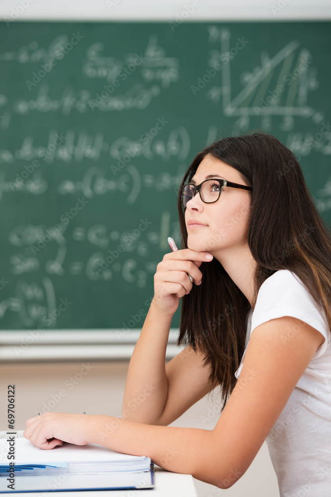studentin in gedanken schaut nach oben studentin in gedanken schaut nach oben