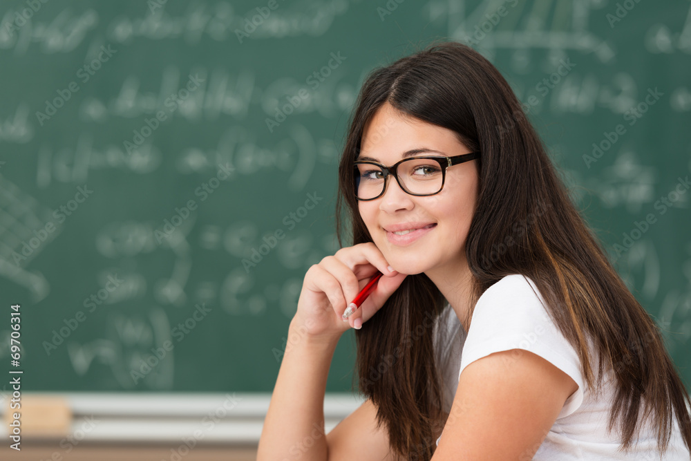 lächelnde schülerin schaut in der schulklasse lächelnde schülerin schaut in der schulklasse