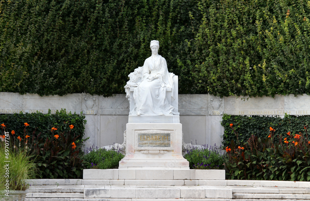 Obraz premium Splendid monument to Empress ELISABETH SISSI in Vienna