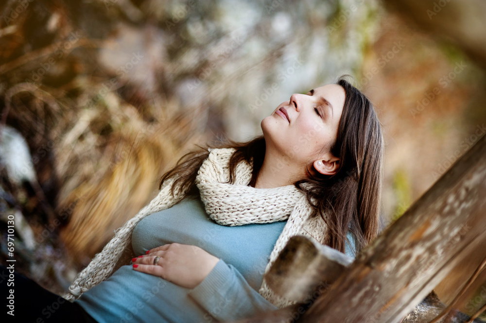 Naklejka premium Pregnant woman in autumn
