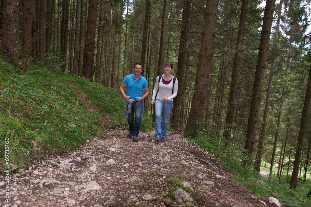 Junges Paar beim Wandern Junges Paar beim Wandern