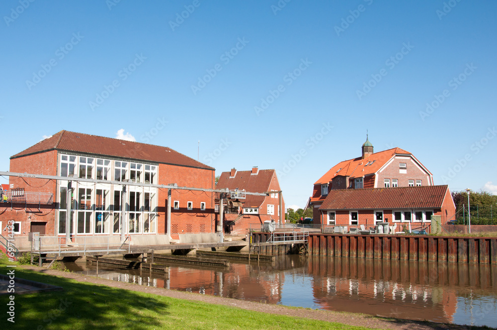 Fototapeta premium Schleuse in Neuharlingersiel Schöpfwerk
