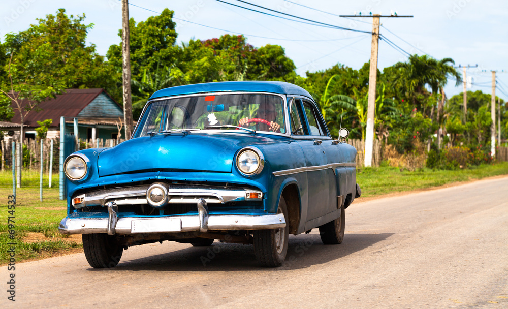 Amerikanischer Oldtimer fahrend auf Cubas Strassen