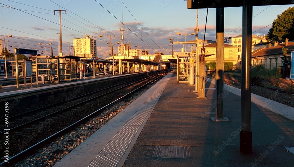 Obraz premium Sunset on suburban station