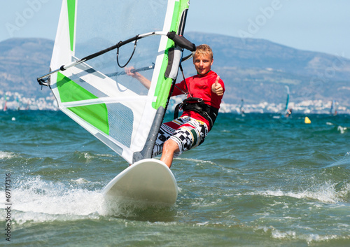 Surfer mit Daumen hoch photo