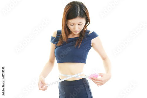 腹囲を測定する女性 © sunabesyou