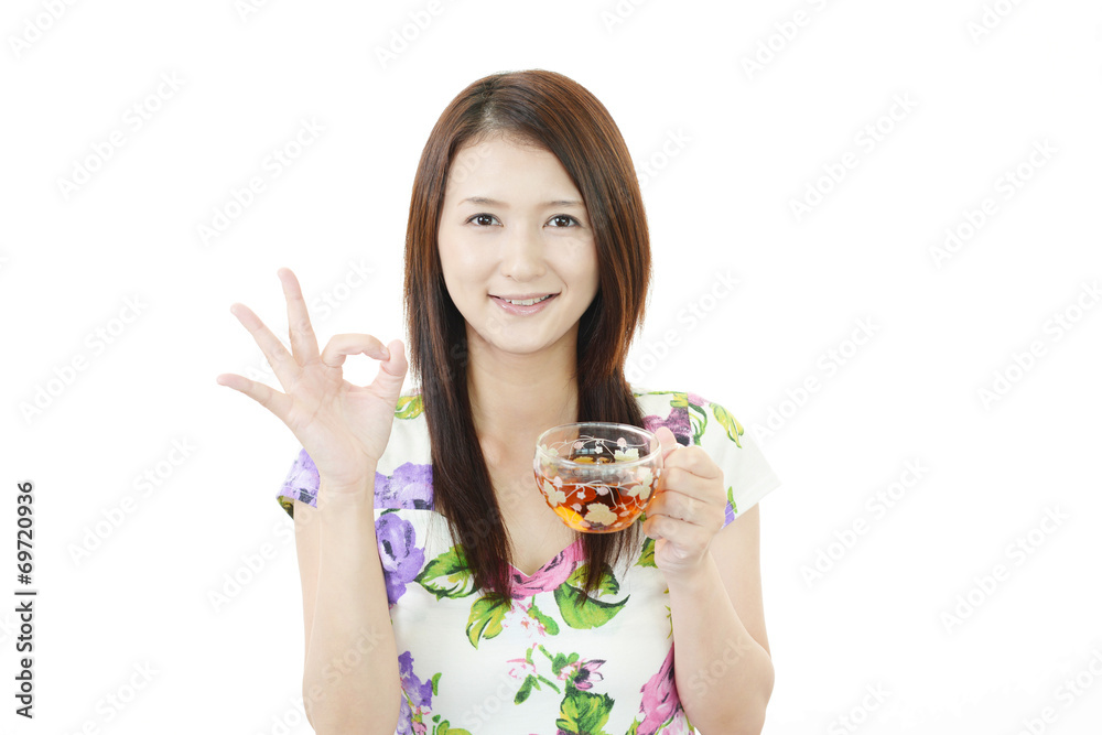 ティーを飲む笑顔の女性 ティーを飲む笑顔の女性