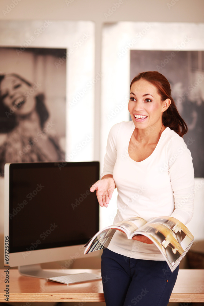 junge Frau mit Zeitschrift junge Frau mit Zeitschrift