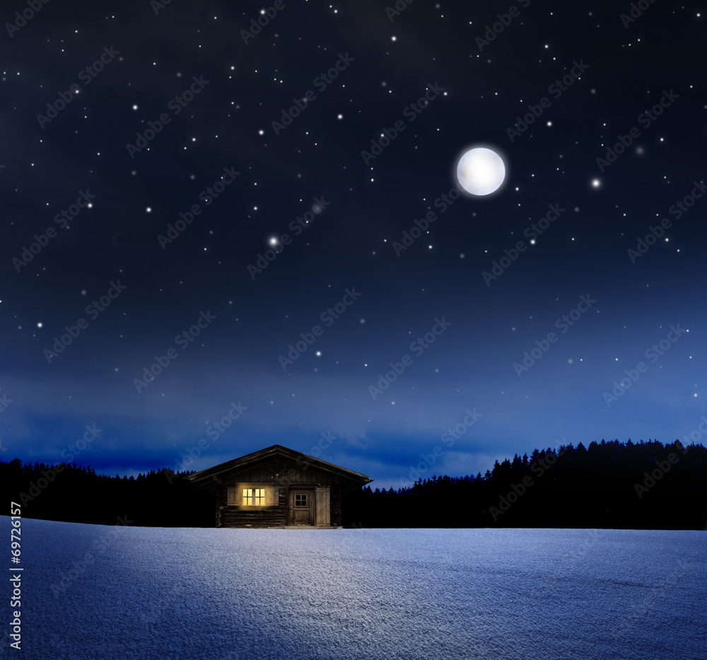 Fototapeta premium Beleuchtete Hütte bei Nacht