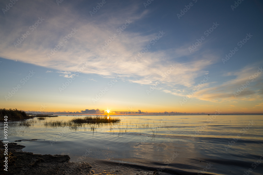 Fototapeta premium beautiful sunrise in the sea at the wild beach