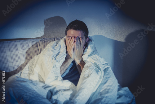 Foto young sick looking man suffering nightmare or depression