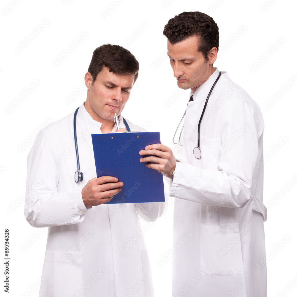 Zwei Ärzte besprechen einen Befund