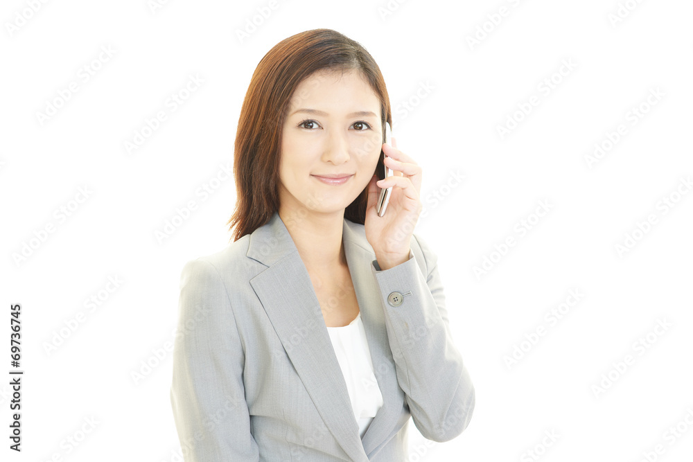 スマートフォンで会話中の女性