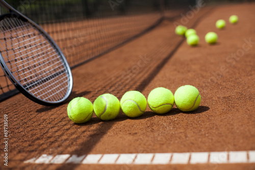 Tennis Balls on court © Sebastian Duda