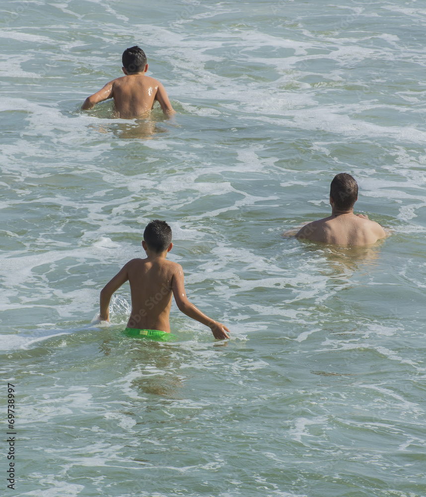 Padre e hijos bañandose en el mar Padre e hijos bañandose en el mar
