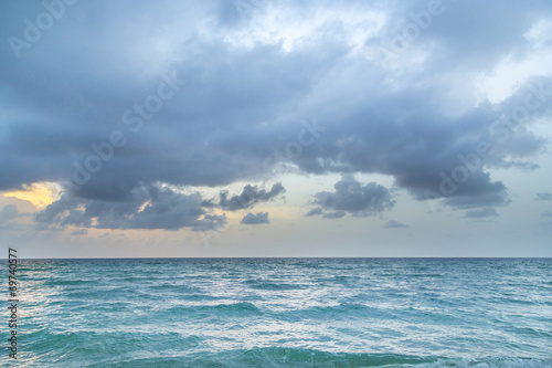 sea waves in Miami witzh cloudy sky