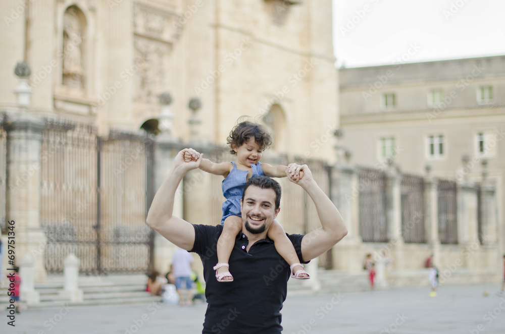 Obraz premium Father carrying daughter on shoulders