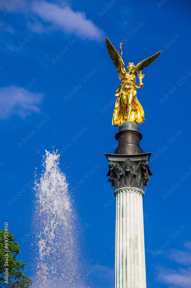 Fototapeta premium Friedensengel mit Brunnenfontäne