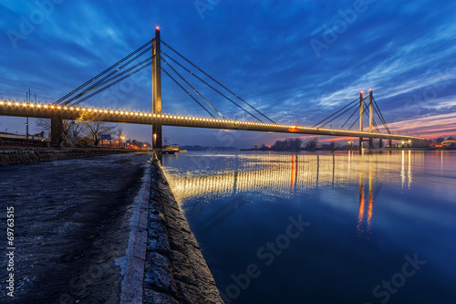 Obraz na płótnie Bridge at night w salonie