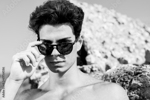 modello con occhiali