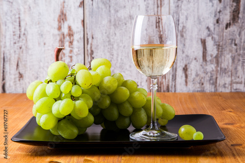 Bicchiere di vino bianco con uva