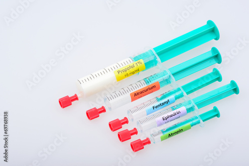 Anaesthetic induction syringes with anaesthetic drugs