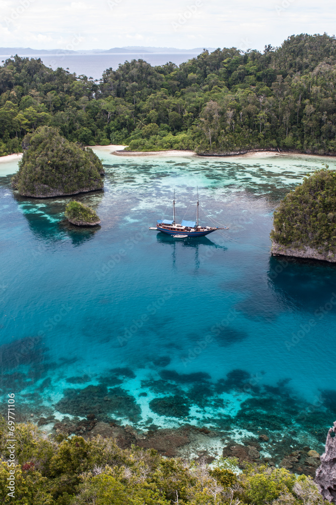 Obraz premium Yacht in Remote Lagoon