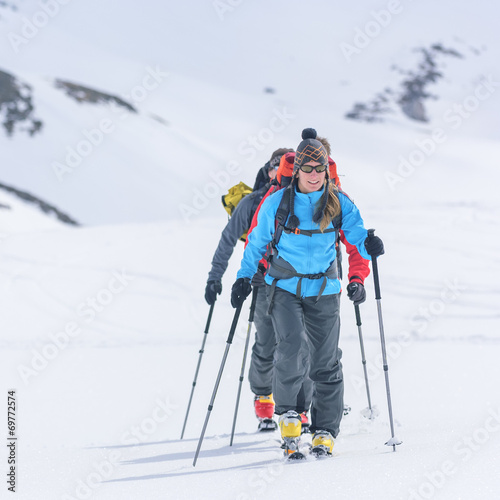 Skitour an einem sonnigen Wintertag