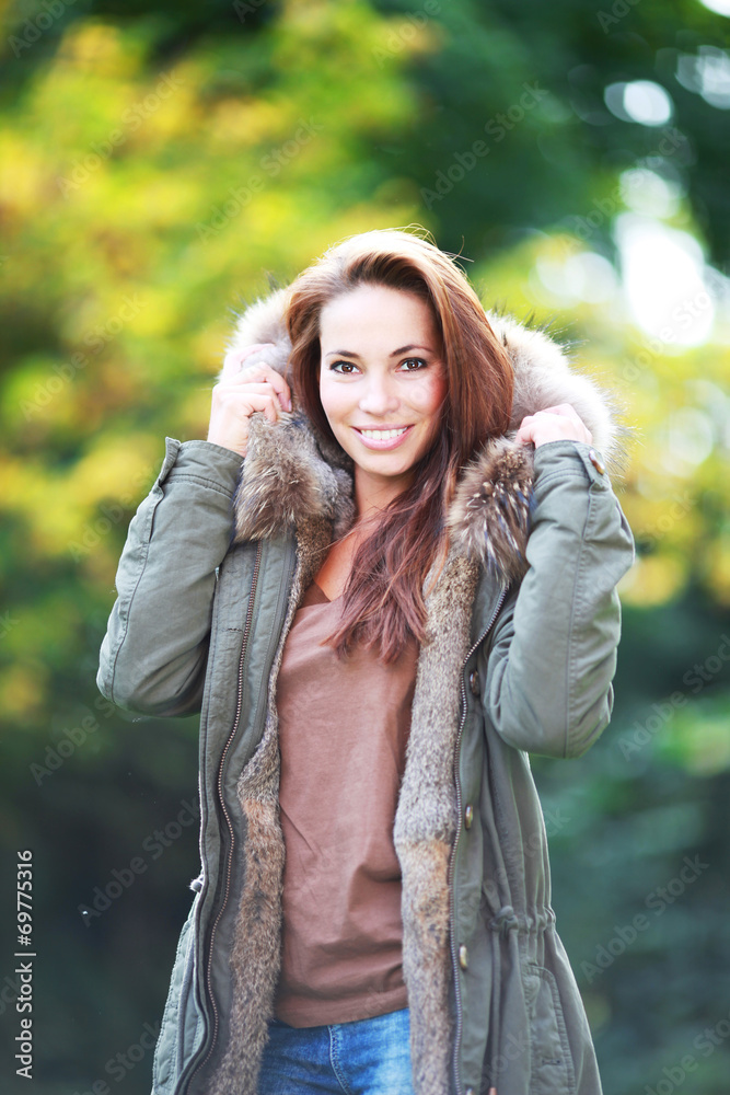 junge Frau im herbstlichen Park junge Frau im herbstlichen Park