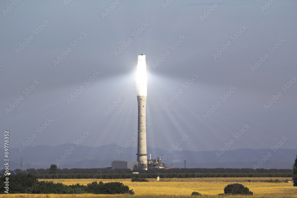 Fototapeta premium Wieża solarna w zrównoważonej elektrowni