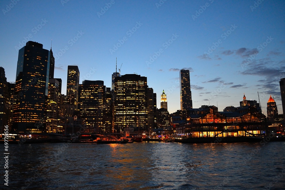 Naklejka premium NYC at night