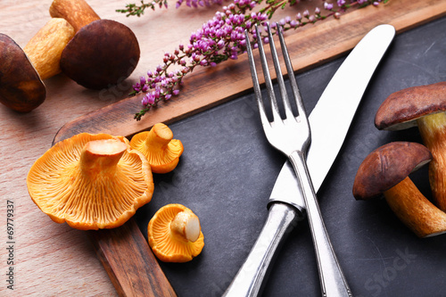 Cuadro en lienzo Frische Waldpilze & Besteck