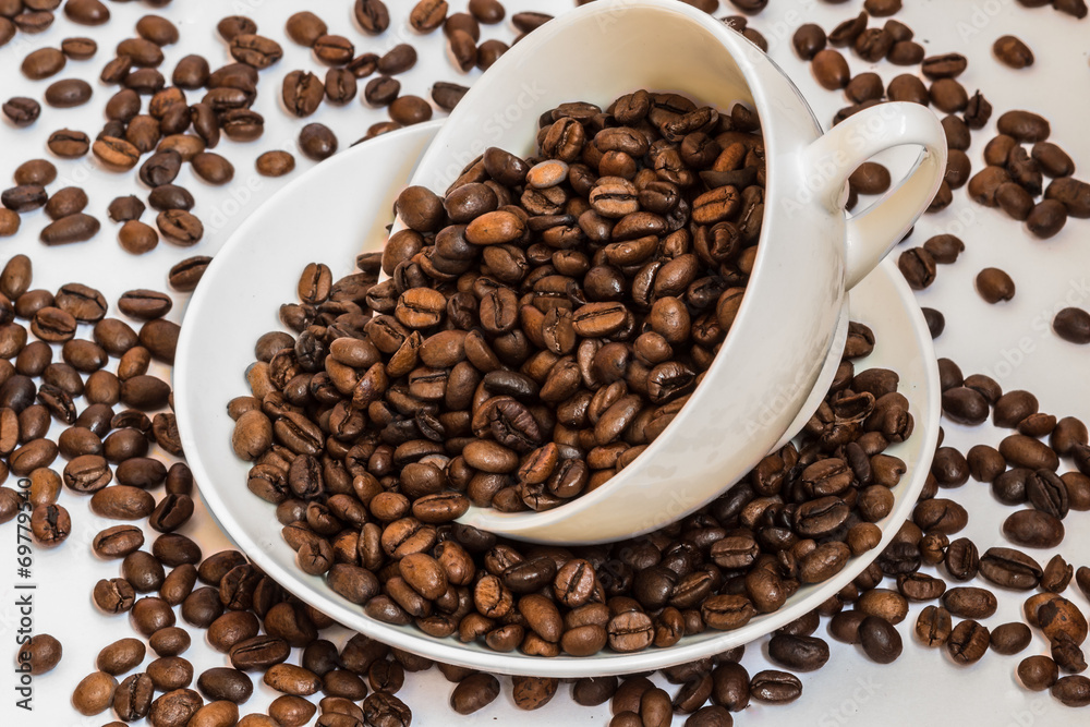 Fototapeta premium white cup with coffee beans