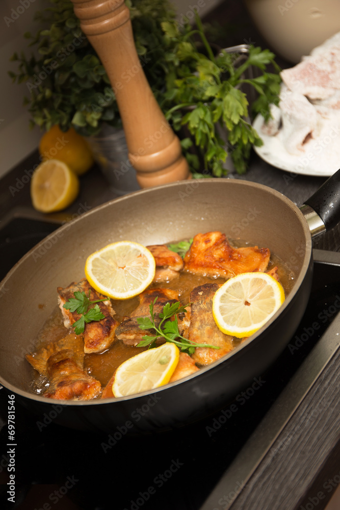 Gebratene Forelle mit Limone