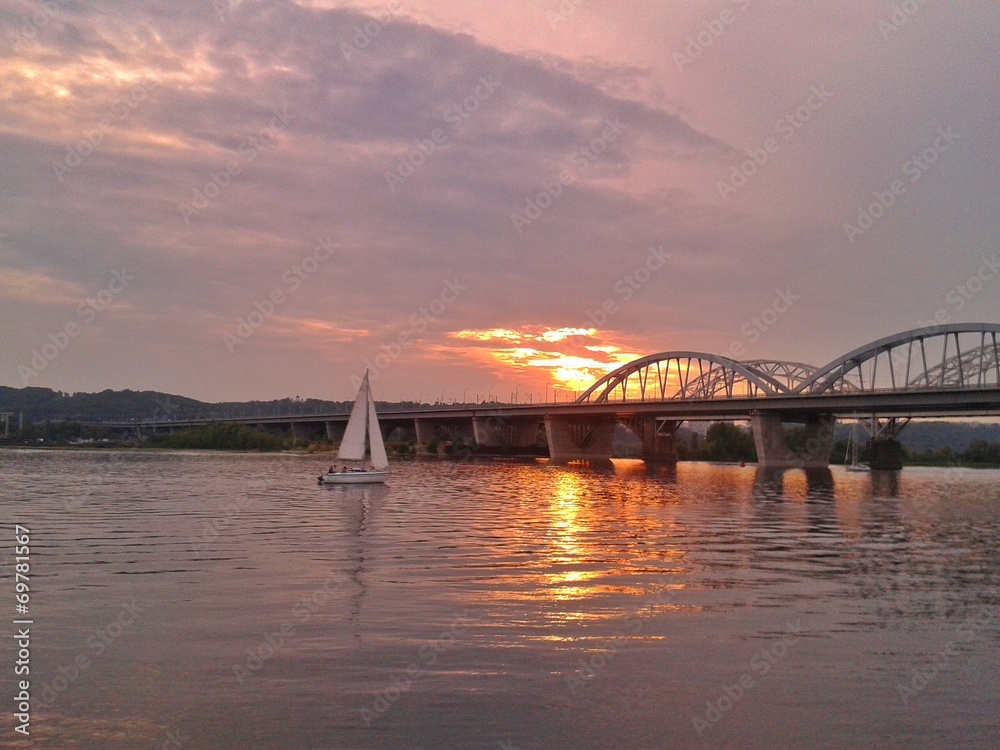 Fototapeta premium Sailing on the sunset