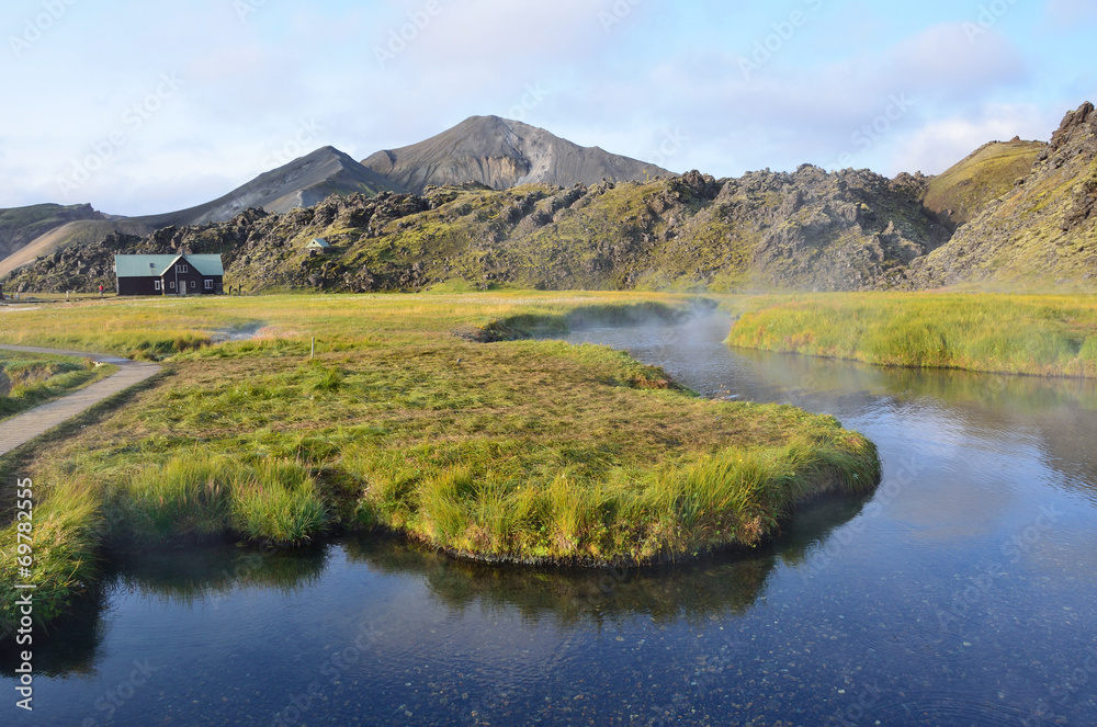 Исландия, Ландманналёйгар, горы и горячие источники в долине