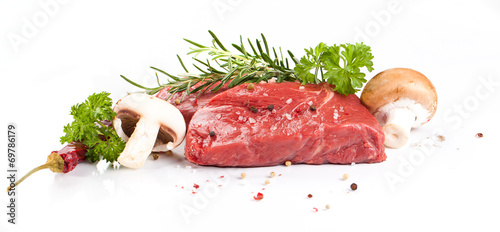 fleisch stück auf weissem hintergrund photo