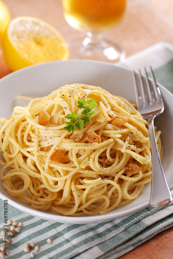 spaghetti al limone con aglio e pepe