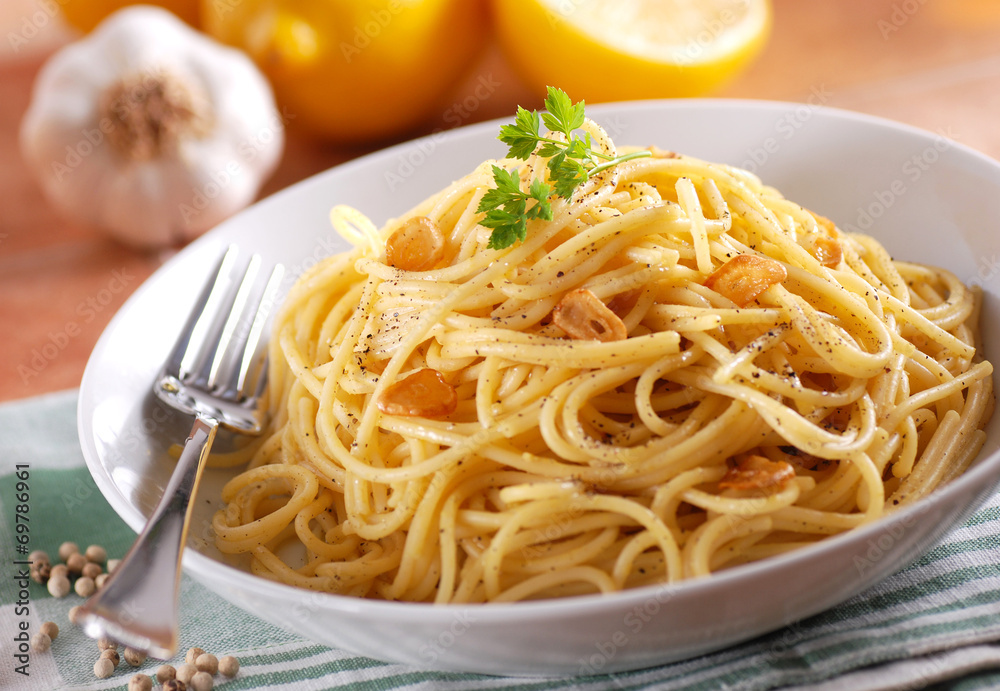 spaghetti al limone con aglio e pepe