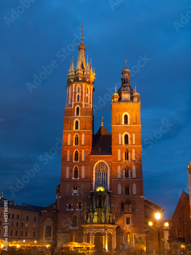 St. Mary's Church in Krakow by night © pyty
