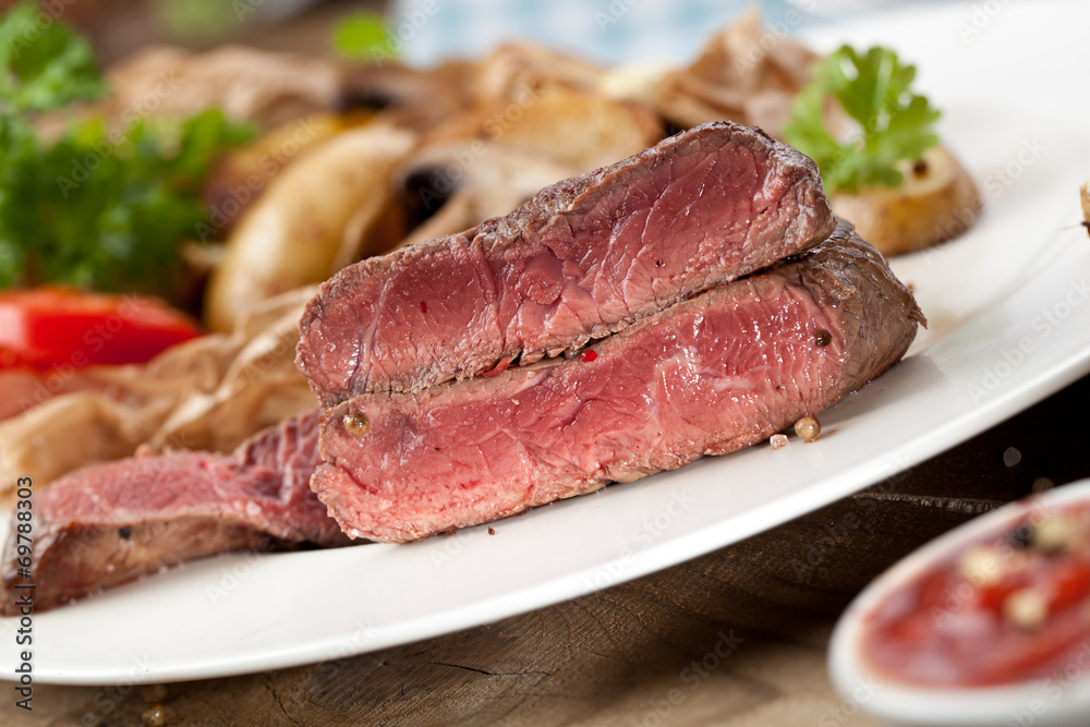 steak fleich gericht auf dem tisch