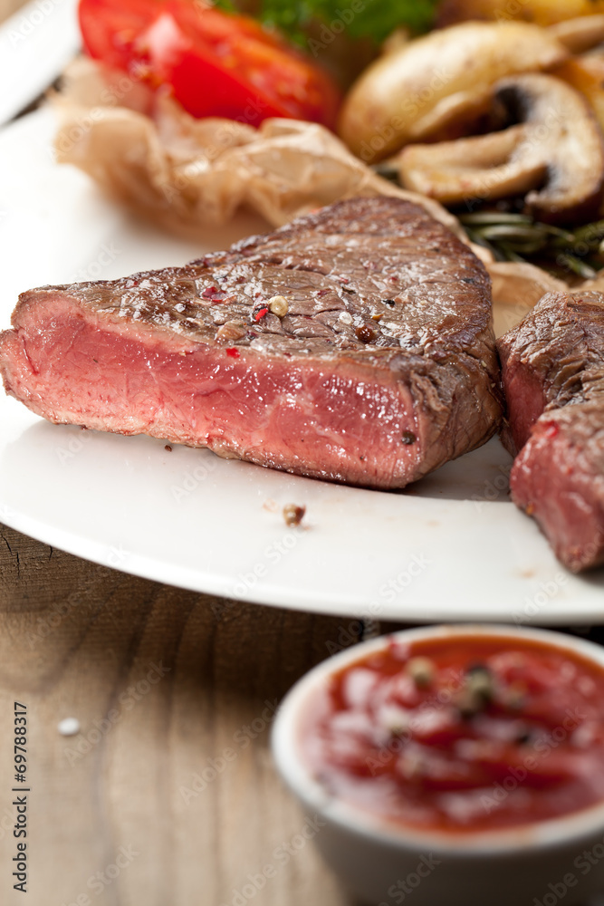 Obraz premium steak fleich gericht auf dem tisch