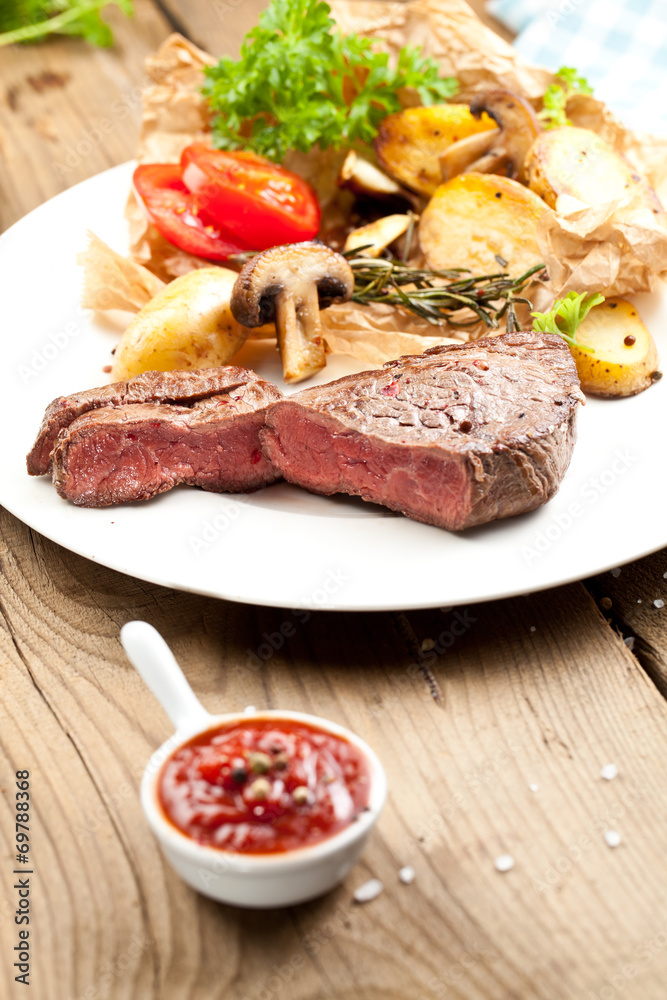 steak fleich gericht auf dem tisch