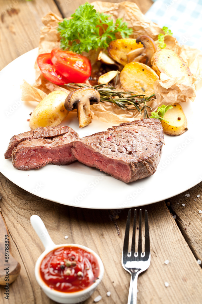 steak fleich gericht auf dem tisch steak fleich gericht auf dem tisch