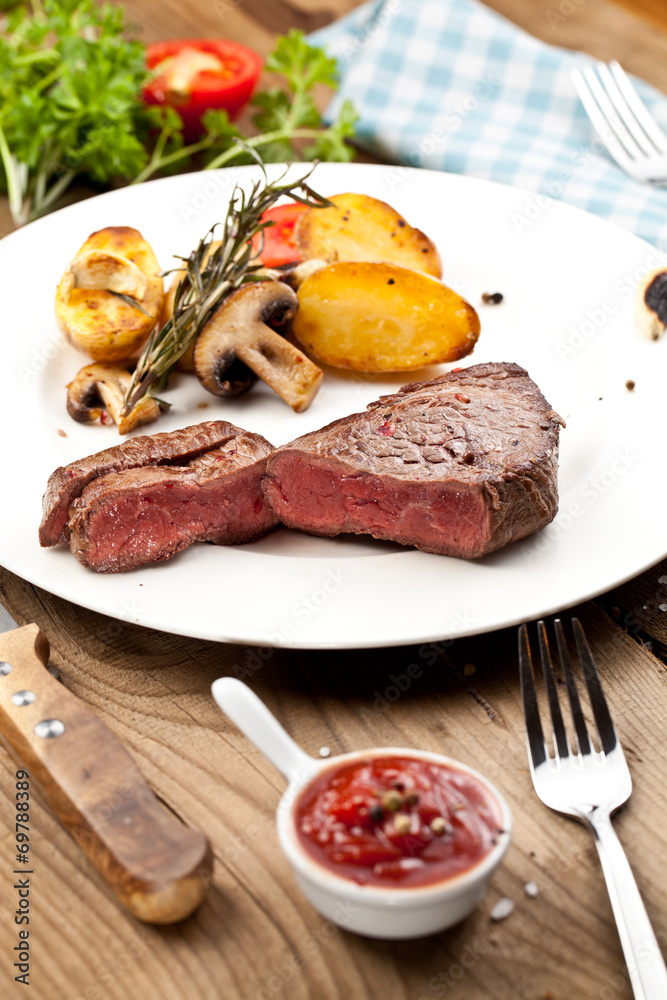 steak fleich gericht auf dem tisch steak fleich gericht auf dem tisch